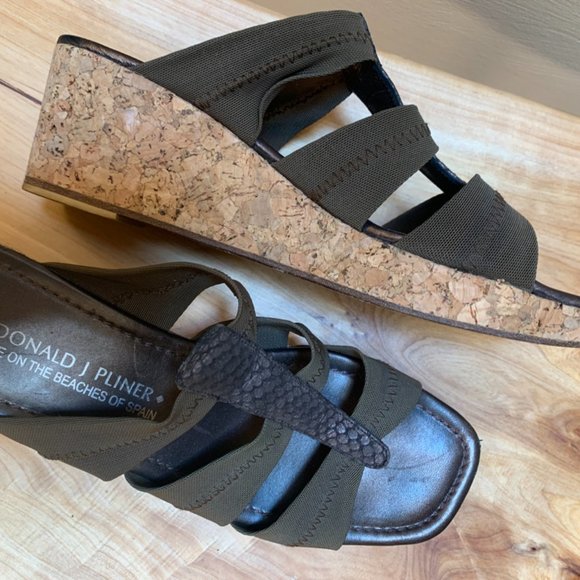 Donald Pliner Made on the Beaches of Spain Sandals - Picture 2 of 6